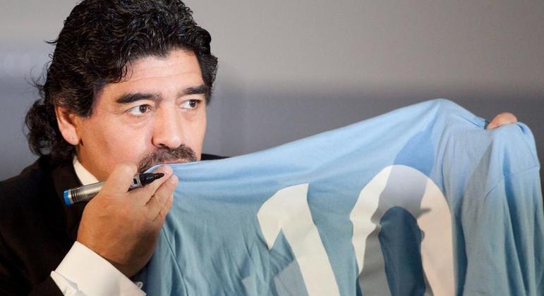 O Napoli aposentou a camisa 10 de Diego Maradona. Nenhum jogador mais a veste