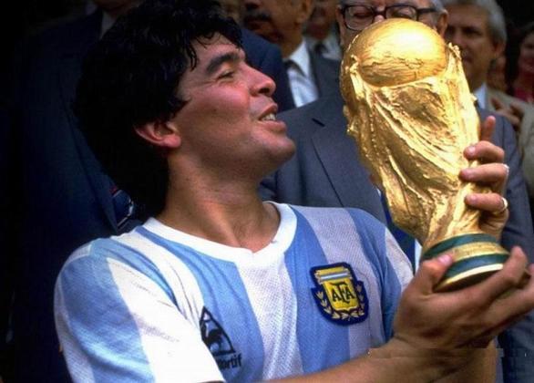 Meia-atacante: Diego MaradonaEl Pibe de Oro! Ao lado de Messi, é o maior ídolo do futebol argentino e, para muitas pessoas, o maior jogador da história. Pertence a Maradona a 