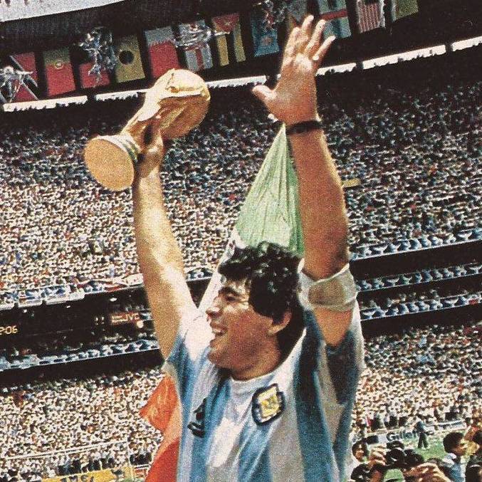 Maradona e a taça, na "Mano de Diós", na Copa de 86
