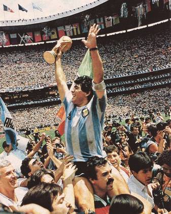 Em 2017, a revista fez uma lista semelhante e, na ocasião, Maradona havia sido considerado o melhor de todos os tempos. Nela, Messi ficou em segundo, e Pelé, em terceiro