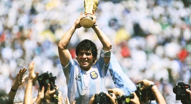 Maradona. Gênio indomável. Deu uma Copa do Mundo para a Argentina. Viveu como quis