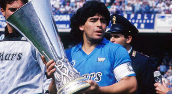 Maradona é reverenciado no Napoli. Deu dois Italianos a um time desprezado