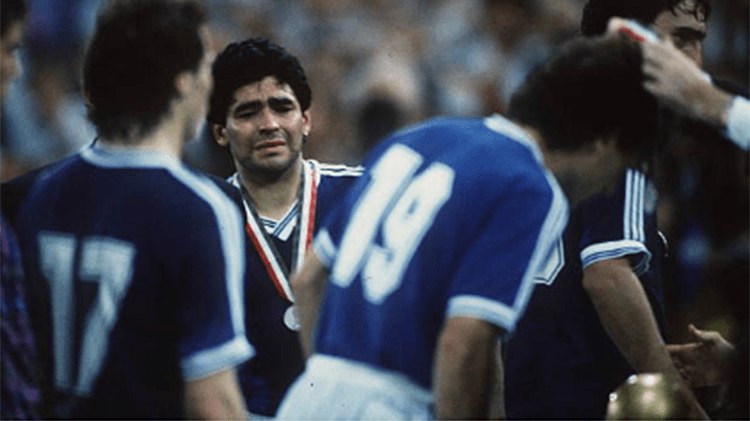 Maradona chorando, com o vice mundial, na Itália. Levou a Argentina além dos limites