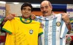 Outra equipe brasileira homenageou o craque argentino. o Corinthians postou uma foto com a mensagem: 'Um dos mais famosos fãs de Rivellino, o gênio da bola Diego Maradona completa 60 anos nesta sexta-feira! Parabéns a um dos maiores atletas da história!'