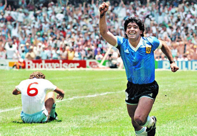 Maradona afirma ter sido abduzido por OVNI 'durante três dias' - Fotos - R7  Hora 7