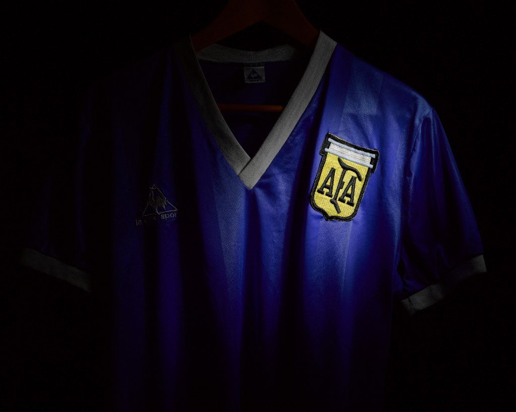 A camisa usada por Diego Maradona no histrico jogo contra a Inglaterra, na Copa do Mundo de 1986, quando ele marcou dois gols, ser leiloada pela famosa casa de leiles Sotheby's