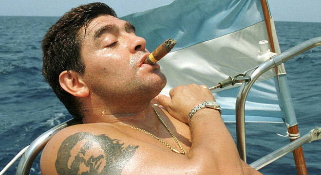 Por se entregar aos excessos da vida, Maradona começou a morrer há 20 anos