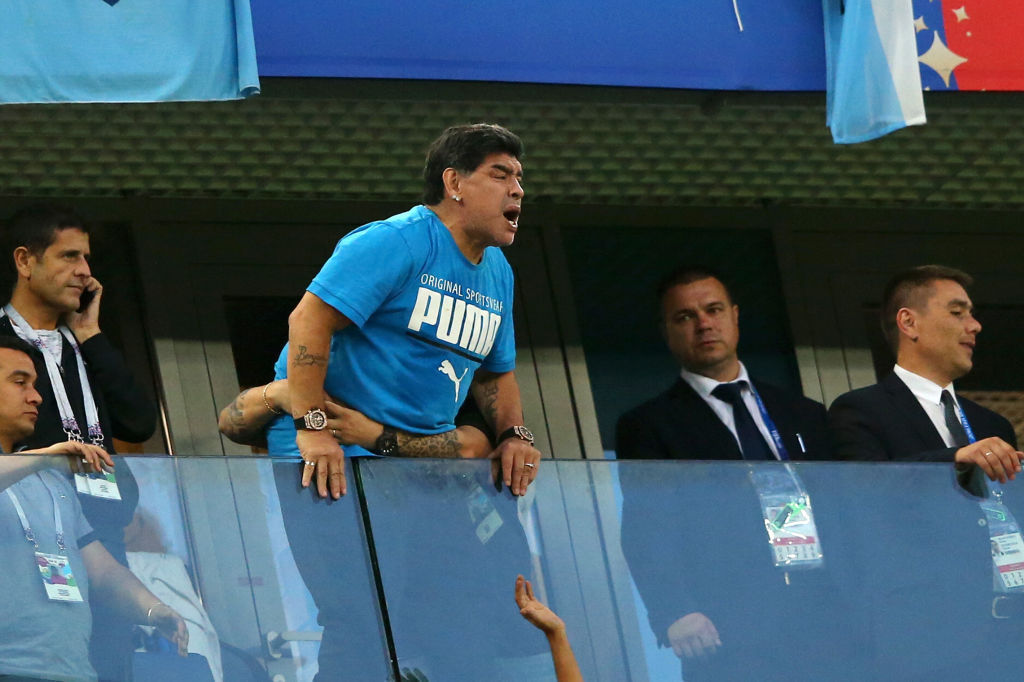 Maradona passa mal após classificação da Argentina na Copa do