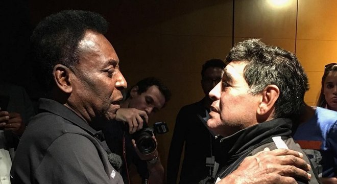 Pelé desejou melhores a Maradona, que passou por cirurgia no sábado
