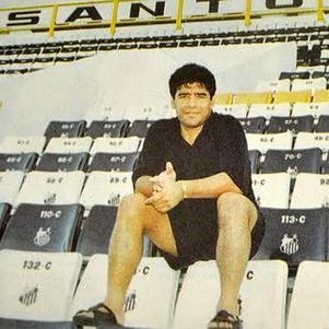 Maradona em visita à Vila Belmiro 