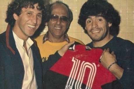 Maradona ganhou camisa do Flamengo de Zico