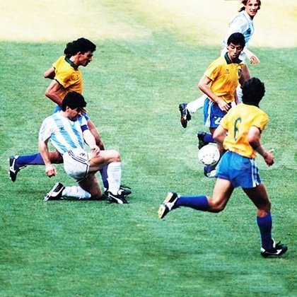  Maradona foi lesionado para a Copa de 1990, na Itália. Mesmo se arrastando, foi responsável em levar a Argentina até a final, com direito a eliminar o Brasil nas oitavas. A Argentina perdeu o caneco para a Alemanha
