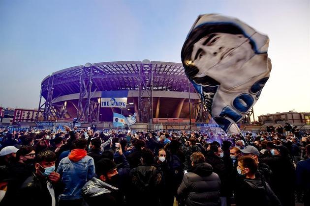 maradona, homenagem maradona, napoli homenagem maradona