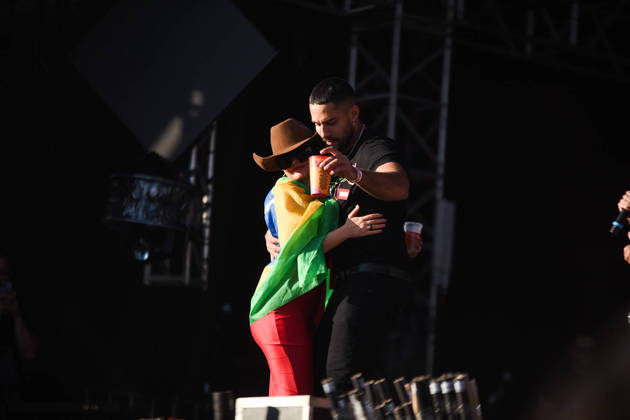 Maraisa e Bil Araújo se beijam em show