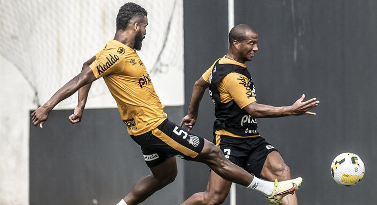 Maranhão (à esq.) e Sánchez em treino santista, no CT Rei Pelé, em 14 de maio
