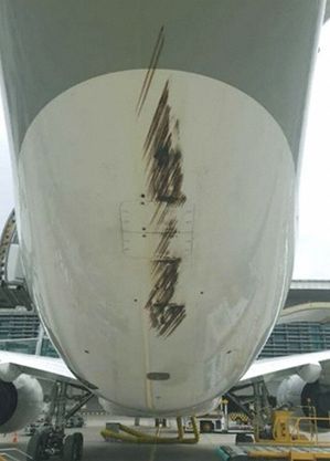 Marca do contato da fuselagem com o asfalto no avião da Qatar Airways
