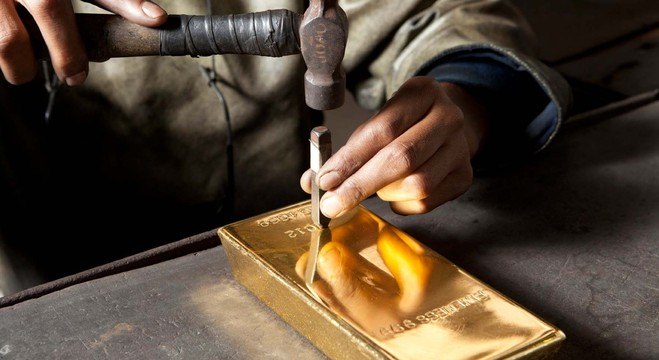 Funcionário faz marcação de barra de ouro produzido no Brasil