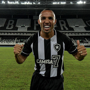 Marçal já vestiu a camisa do Botafogo em seu anúncio oficial
