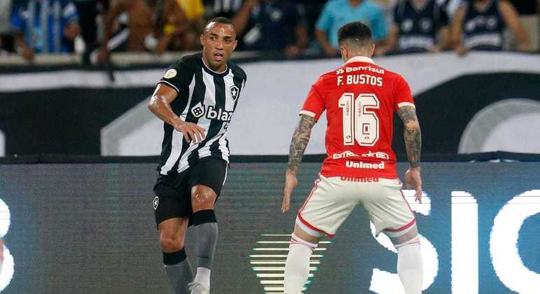 Marçal e Bustos em ação no duelo entre Botafogo e Internacional