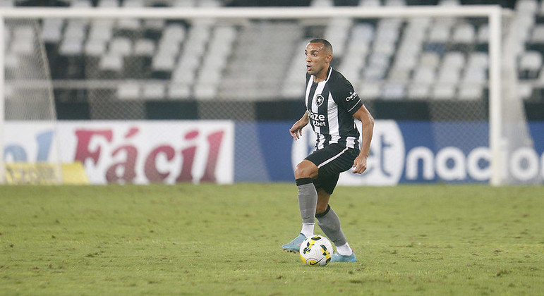 Marçal em ação na vitória do Botafogo sobre o Coritiba