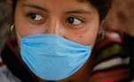 mulher usa máscara para se proteger da gripe