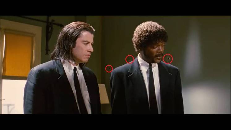 Marcas de bala em “Pulp Fiction” (1994): Antes mesmo de tentarem balear Jules (Samuel L. Jackson) e Vincent (John Travolta), as marcas de bala já apareciam na parede atrás dos dois.