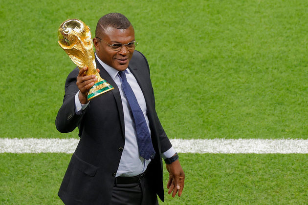 O ex-jogador francês, Marcel Desailly, foi o responsável para levar o troféu cobiçado pelas seleções ao campo