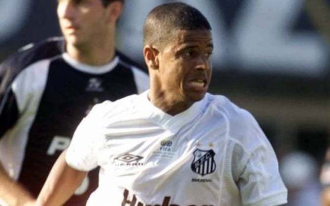 Marcelinho Carioca, após ter uma discussão com Ricardinho em 2001, saiu do Corinthians e foi para o rival Santos.