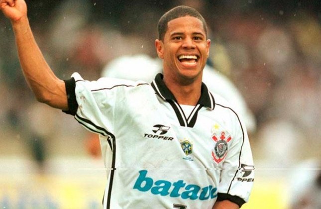 Marcelinho Carioca - Ídolo do Corinthians, ele teve duas saídas conturbadas do clube. Em 2001, brigou com Ricardinho e o técnico Vanderlei Luxemburgo e rumou para o rival Santos. Em 2006, com uma nova passagem pelo Timão, teve atritos com a diretoria e rescindiu com o Alvinegro.