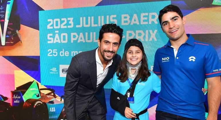 Marcella posou para fotos ao lado dos brasileiros da FE, Lucas di Grassi e Sergio Sette Câmara