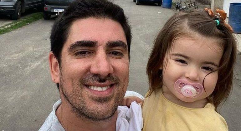Marcelo Adnet mostra semelhança com filha
