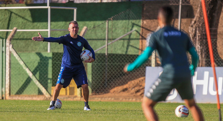 Palmeiras monitora o atacante Wesley Moraes, emprestado pelo Aston