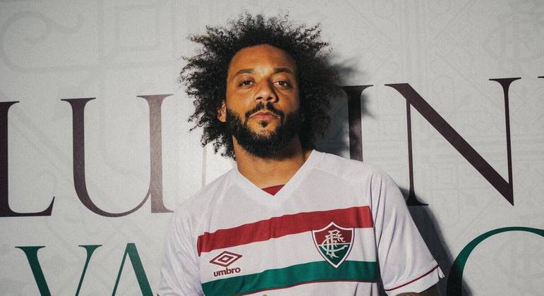 Marcelo com a nova camisa 2 do Fluminense