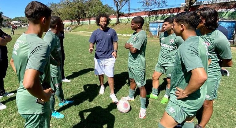 Marcelo conversa com jogadores da categoria de base do Fluminense