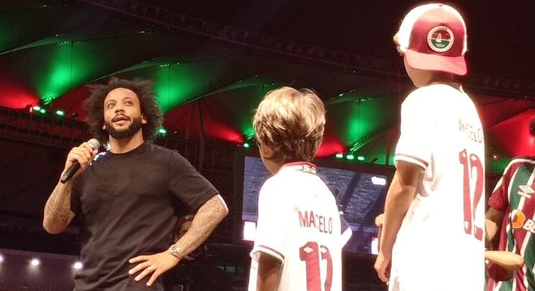Marcelo discursa ao lado dos filhos em apresentação pelo Fluminense no Maracanã