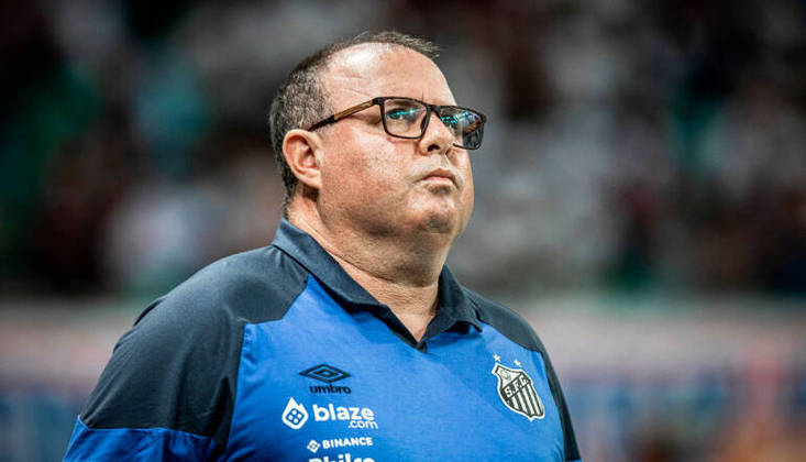 2. Vantagem para Marcelo FernandesOs três pontos garantem ao técnico interino do Santos outro voto de confiança. O Peixe vinha de três derrotas seguidas sob o comando de Aguirre, mas já garantiu vantagem contra o Bahia e pode aumentar a conta
