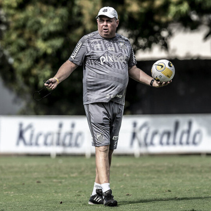 Marcelo Fernandes é o técnico interino do Santos após saída de Fabián Bustos