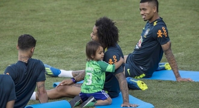 Liam, de 2 anos, abraça o pai, o lateral Marcelo, em treino em Sochi, na Rússia