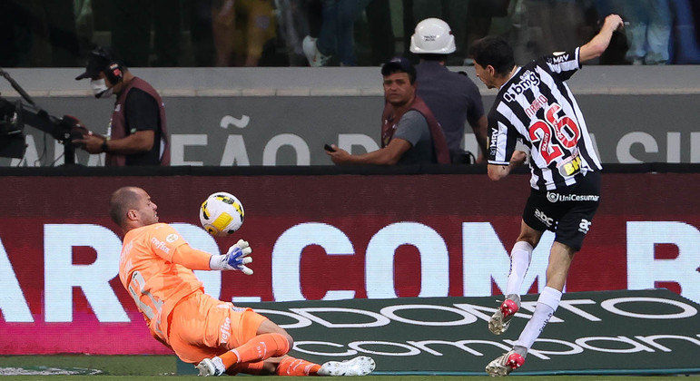 Marcelo Lomba defende a finalização de Nacho no empate entre Palmeiras e Atlético-MG