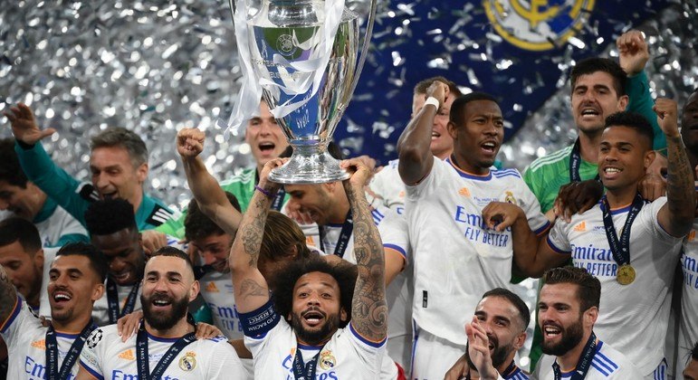 Marcelo foi quem teve a honra de erguer a taça da Champions League