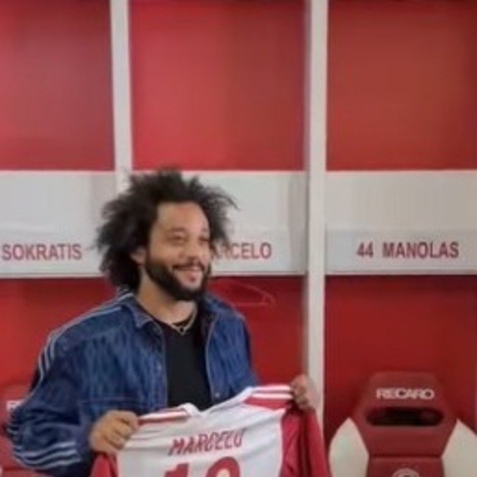 Marcelo é apresentado ao Olympiacos e recebe camisa 12