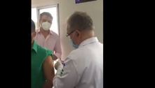 Bolsonaro comemora vacinas; Queiroga vai a campo imunizar