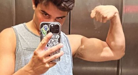 Marcelo exibe braço musculoso diante do espelho