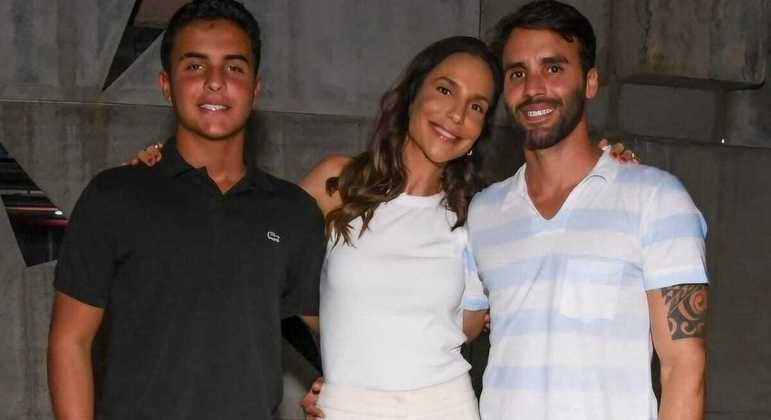 Marcelo Sangalo, filho de Ivete Sangalo e Daniel Cady, aparece em jatinho trabalhando