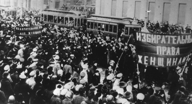 Na RÃºssia, em 1917, milhares de mulheres foram Ã s ruas contra a fome e a guerra; a greve delas foi o pontapÃ© inicial para a revoluÃ§Ã£o russa e tambÃ©m deu origem ao Dia Internacional da Mulher