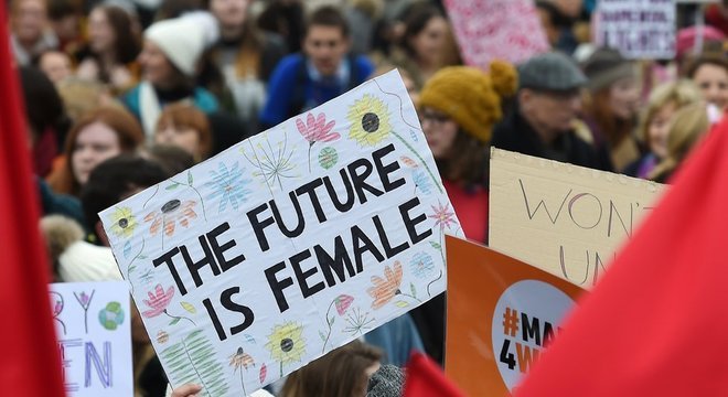 Cartaz em Londres dizendo 'O futuro é feminino': mulheres de todo o mundo fazem marchas e protestos por direitos iguais na semana do 8 de Março