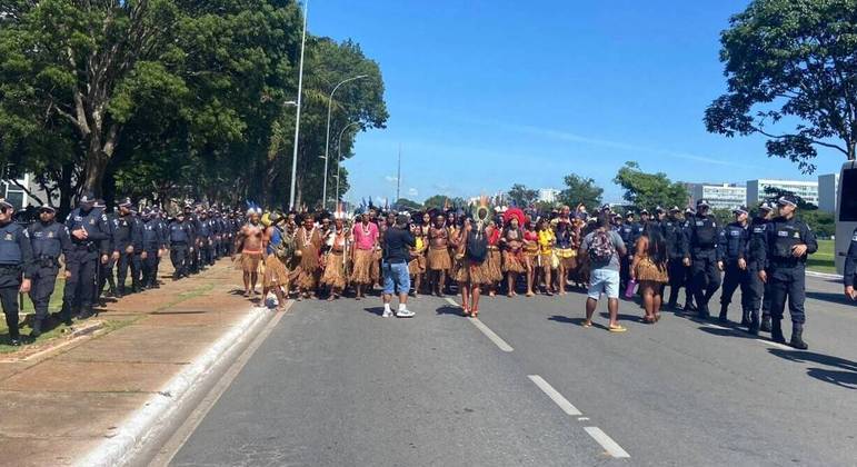Manifestantes indígenas são acompanhados pela Polícia Militar na Esplanada dos Ministérios