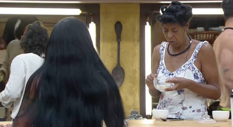 Márcia Fu teve que jogar a bebida na pia