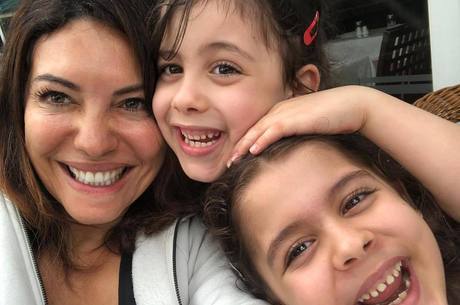 MÃ¡rcia Goldschmidt e as gÃªmeas Yanne e Victoria