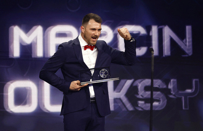 O jogador polonês Marcin Oleksy, que tem a perna esquerda amputada e joga no Warta Poznan, de seu país natal, ganhou o Prêmio Puskas, de gol mais bonito do ano